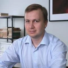 Солнце в Тельце плюс Венера там же — это стопроцентный практик. Он не был безумным фанатиком в клиническом смысле. Его жестокость — это товар. Выгода. Расчёт.