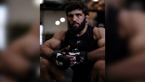 «Полнейшее безумие»: Российскую звезду UFC выгнали из самолёта в США
