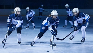 Хрупкие вне льда, львицы на льду: Как хоккей делает девочек сильнее, а не жёстче