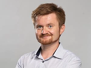 Если вдруг он становится, скажем так, «пузатым», то есть с какой-то стороны появляется «грыжа», значит, скорее всего, внутри уже происходило закипание. И возможен прорыв внешней оболочки. Внешняя оболочка представляет собой металлизированную фольгу. Если на ней появилась дырка, разошлись швы или произошёл надрыв, внутрь может попасть кислород. В связи с этим при высоком токе разряда или заряда… может произойти воспламенение.