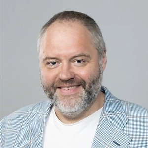 То, что Фицо продолжает такую риторику, <...> говорит лишь о том, что он и дальше готов защищать интересы Словакии... Это связано не только с поставками энергоносителей, но и со многими другими аспектами: с расходами на войну на Украине, с приёмом украинских так называемых беженцев и так далее. Человек просто занимает прословацкую политику, он проактивный словацкий политик, а не пророссийский.