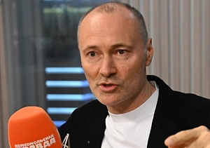 Мне было интересно, что в сценарии мой герой не прописан как карикатурный персонаж, и это не отрицательный герой. Это человек, который действительно любит свою родину. Он положительный герой для Германии, он преследует определенные цели, которые важны для его страны. Я играл просто честного человека. 