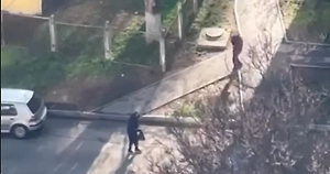 Ужас в Киеве: На видео попал момент стрельбы, после которого затихли крики женщины
