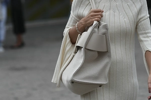 «И в 30, и в 50»: Арт-эксперт рассказала, какие аксессуары не выходят из моды и служат годами