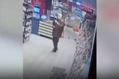 Появилось видео из супермаркета, в котором киевлянин взял людей в заложники