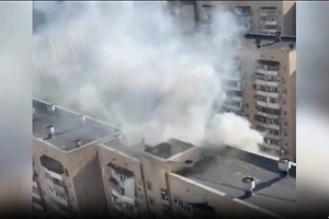 В районе супермаркета в Киеве, где забаррикадировался преступник, начался пожар