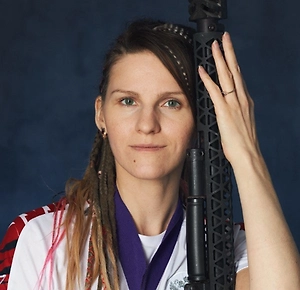 Практическая стрельба даёт умение в стрессовой ситуации находить оптимальные решения так, чтобы это было безопасно для окружающих и максимально эффективно. Она учит собираться, концентрироваться очень сильно на задаче. Меня это в своё время очень сильно прокачало: я научилась собираться — и это очень помогает в жизни. Нет места для растерянности, возможно, для каких-то истерик, когда нужно быть собранным. В отличие от других видов спорта, здесь больше ответственности, потому что в руках оружие.