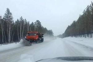 Федеральная трасса «Амур» погребена под снегом из-за непогоды в Забайкалье