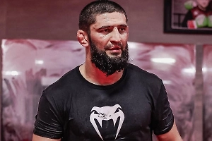 Чемпион UFC Хамзат Чимаев подписал контракт с борцовским промоушеном RAF