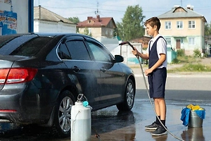 Многодетная мать не может вернуть из приюта сына, мывшего машины вместо уроков