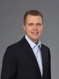 Пенсионеры, выезжающие из районов Крайнего Севера и приравненных к ним местностей, имеют право на получение жилищной субсидии, которая предоставляется в форме государственного жилищного сертификата. Эта мера поддержки закреплена Федеральным законом от 25 октября 2002 года № 125-ФЗ «О жилищных субсидиях гражданам, выезжающим из районов Крайнего Севера и приравненных к ним местностей». Важно понимать, что право на получение субсидии имеют не все пенсионеры, а лишь те, кто соответствует нескольким ключевым условиям. 