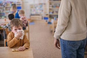 Засудить за сопли: Life.ru узнал, как бороться с родителями, несущими болезнь в детский сад