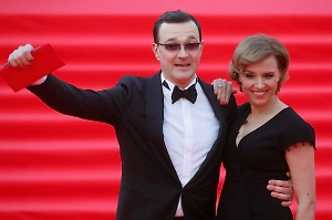 «Отпустить и молиться»: Алфёрова прочитала о свадьбе Бероева в новостях