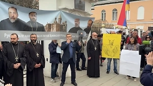 Жгут его портреты с рогами: Армяне встретили Пашиняна в Москве «огненной» акцией