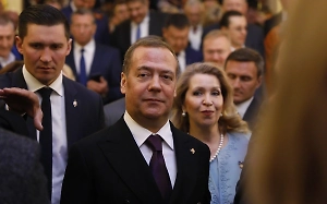 Медведев стал главредом новых учебников по обществознанию для старшеклассников