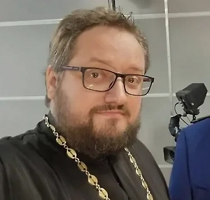 Практика застолий с алкоголем непосредственно на могилах является прямым пережитком языческих тризн и не имеет ничего общего с христианским поминовением. Церковный устав этого категорически не предполагает. Место упокоения христианина — это освящённая земля, где совершается молитва об упокоении души, а не приём пищи. Превращение надгробия в стол для выпивки оскорбляет святость места и память покойного.