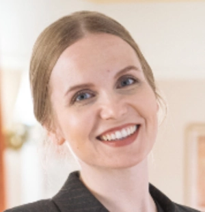 Находясь в общественном транспорте, мы часто уступаем пожилым людям место, не задумываясь, кого из них это может оскорбить. Два момента стоит учитывать, если, например, мы с ребёнком в транспорте и заходит человек «золотого возраста». Кстати, по правилам этикета не принято говорить о возрасте человека прямо — например, называть его «пожилым». Хотя мы к этому привыкли, нам так привычнее, но красивее говорить «люди серебряного» и «люди золотого возраста».