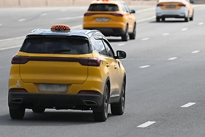 В Петербурге пара дерзких угонщиков избила и вышвырнула таксиста из его же машины