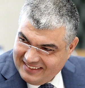 Когда работник культуры получает мало, страдает не только его текущий уровень жизни. Маленькая зарплата — это маленькие отчисления в Социальный фонд. Маленькие отчисления — это низкая будущая пенсия. Человек, который проработал в музее или Доме культуры 30–40 лет, выходит на пенсию и получает сумму, на которую невозможно прожить. Это надо менять.