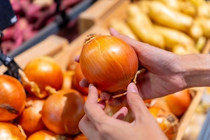 Россиян предупредили о штрафах за обдирание шелухи с лука в магазине
