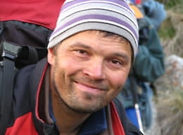 Каждая трагедия кроется в мелочах. Сейчас межсезонье, а походы в это время чреваты резкими перепадами температуры. Мы часто надеемся на тепло, а на деле может выпасть аномальный минус. Судя по обморожениям у ребят, ситуация была именно такой.