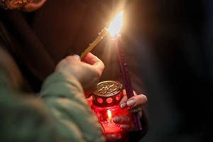 Благодатный огонь привезли из Иерусалима в храм Христа Спасителя