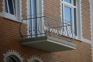 Любителей поплеваться с балкона предупредили о неприятных последствиях