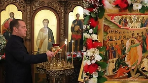 Дмитрий Медведев поздравил россиян с Пасхой и показал фото из храма