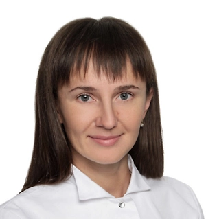 Самый яркий предвестник болезни Паркинсона — расстройство сна, особенно в быстрой фазе. Человек может внезапно начать кричать, махать руками, подниматься с постели, буквально разыгрывая свои сновидения. Этот симптом заслуживает особого внимания, поскольку он может опережать другие проявления на годы.