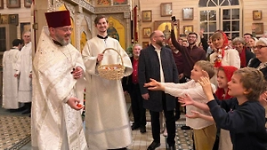 В храме Петербурга маленьких прихожан угостили киндер-сюрпризами на Пасху