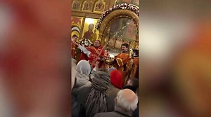 Святой водой — с головой! Священник щедро окропил прихожан прямо из кубка и стал звездой соцсетей
