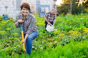 Забудьте про зал: сколько килограммов можно сбросить на даче и почему шашлыки всё испортят