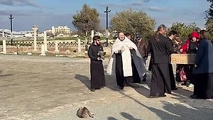 В Севастополе батюшка освятил котика раньше куличей на Пасху
