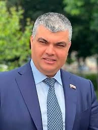 Ямочный ремонт в его нынешнем виде — это не решение проблемы, а бесконечный процесс затыкания дыр. Мы платим за то, чтобы яма исчезла на полгода, а потом вернулась. Гарантийный срок — всего 6 месяцев.