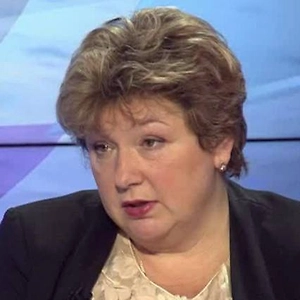 Я думаю, она нужна и ничего плохого принести не может. Даже если родители чего-то боятся. Во-первых, ни о какой эксплуатации речь не идёт вообще. Максимум, что можно, — посадить деревья на школьном участке. Но это нормально. Школа — второй дом, и ребёнок, который сажает деревья в школьном саду, — это прекрасно. Ничего страшного в этом нет. Если родители, выросшие в 90-е, этого не понимают, значит, их психология тоже должна как-то меняться.