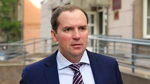 Оштрафовать или обязать снести на даче могут прежде всего самовольные постройки: если дом, баня, гараж или иное строение возведены не на том участке, за пределами его границ, на земле, где такой объект нельзя размещать по виду разрешённого использования, либо с нарушением обязательных градостроительных требований.