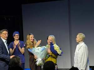 Долина сыграла в спектакле эпизод про старушку, которую выгнали из квартиры, и спела «Погоду в доме»