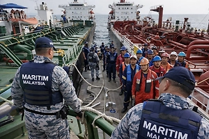 В Малайзии заявили о задержании двух танкеров с россиянами при перегрузке нефти