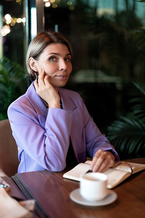 Если вы заметили в уборной офиса коллегу, которая (ый) плачет, во-первых, не говорите руководству, если сам человек об этом не просит. Коллега, скорее всего, совершеннолетняя, официально устроена на работу, у неё свои правовые отношения с руководством. Поэтому она сама вправе разруливать эти моменты. Но если человек просит — друг в беде не бросит, лишнего не спросит. Если коллега обращается за помощью, тогда стоит подойти к руководству и сказать, что по каким-то жизненным или семейным обстоятельствам, по состоянию здоровья человек ушёл с работы или не может сегодня быть дееспособным. А дальше — либо отпуск за свой счёт, либо другие правовые моменты, тут уже не психология.