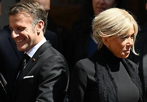 Захарова припомнила Макрону хук справа от жены