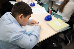 «Живут как цветочки»: Родкомы просят учить детей в школах сажать деревья и убирать за собой