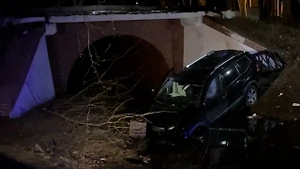 Пятеро в больнице: Life.ru публикует видео с упавшей с Горбатого моста иномаркой в Москве