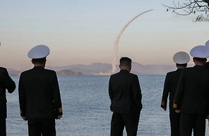 Ким Чен Ын лично проследил за испытательным пуском ракет с эсминца