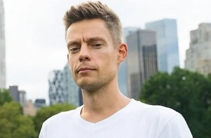 Юрий Дудь* переводит безработному брату в Россию миллионы на жизнь