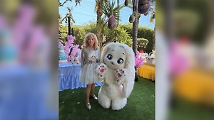 Пугачёва отметила Пасху на Кипре и выложила фото в короткой юбке