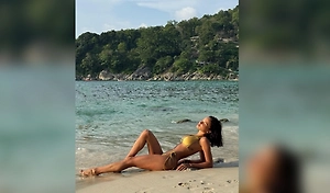 «Настоящая русалка»: Валя Карнавал в золотом бикини устроила горячий фотосет на пляже