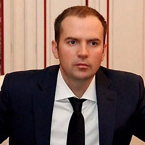 Механизм здесь такой: Чекалина не «сразу освободят», а можно ставить вопрос о неотбытой части наказания — чтобы её исполнение отсрочили в интересах детей. Дальше, при соблюдении условий отсрочки, суд впоследствии может либо освободить от оставшейся части наказания, либо заменить её более мягким наказанием. Это уже отдельная судебная процедура.