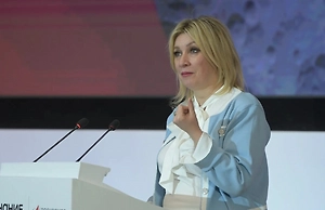 Захарова пошутила, что рабочий день дипломата не заканчивается, как границы РФ