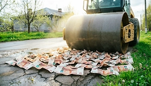 «Хватит латать дыры!»: В Госдуме собрались бороться с ямочным ремонтом на дорогах