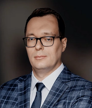 При приёме на работу сотрудника обязаны под роспись ознакомить с правилами внутреннего распорядка. Обеденный перерыв по смыслу статьи 106 ТК РФ относится ко времени отдыха, которым работник распоряжается по своему усмотрению. Это значит, что во время обеда можно покинуть рабочее место, выйти из офиса, заняться личными делами и спокойно не отвечать на рабочие звонки. Работодатель не вправе обязать сотрудника обедать за своим столом, требовать оставаться на связи или выполнять поручения в этот промежуток. 